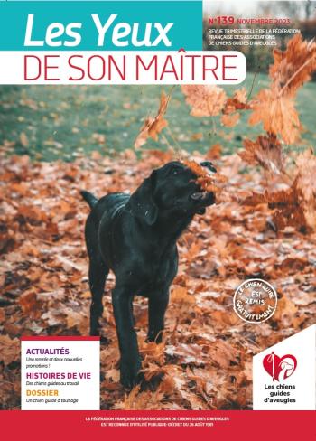 Il s'agit de la couverture de la revue &quot;Les Yeux de son Maître&quot; numéro 139. Une photo d'un chiot labrador noir joue dans des feuilles marrons au sol.
