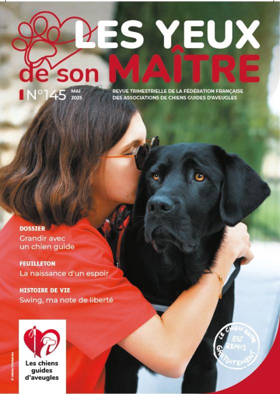 Il s'agit de la couverture de la revue Les Yeux de son Maître, numéro 145. Une photo d'une jeune maitresse de chien guide qui embrasse son chien guide, un labrador noir.
