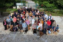 Photo de groupe des personnes présentes lors du bal de promo des chiens guides 2023.