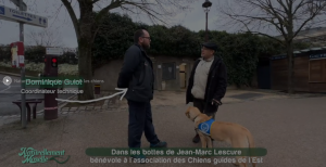 Capture d'écran du court reportage avec Dominique, moniteur de chien guide et Jean-Marc, famille d'accueil.