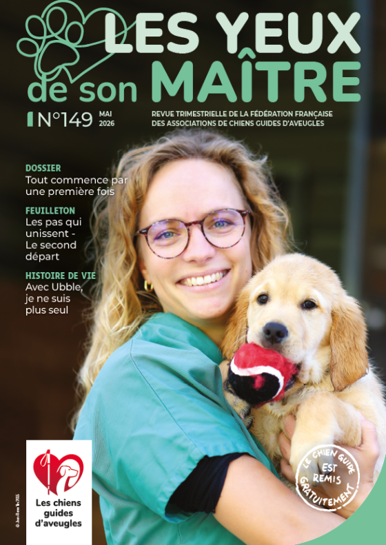 Il s'agit de la couverture de la revue Les Yeux de son Maître, numéro 149. Photo d'une professionnelle souriante avec un chiot de couleur sable dans le bras..