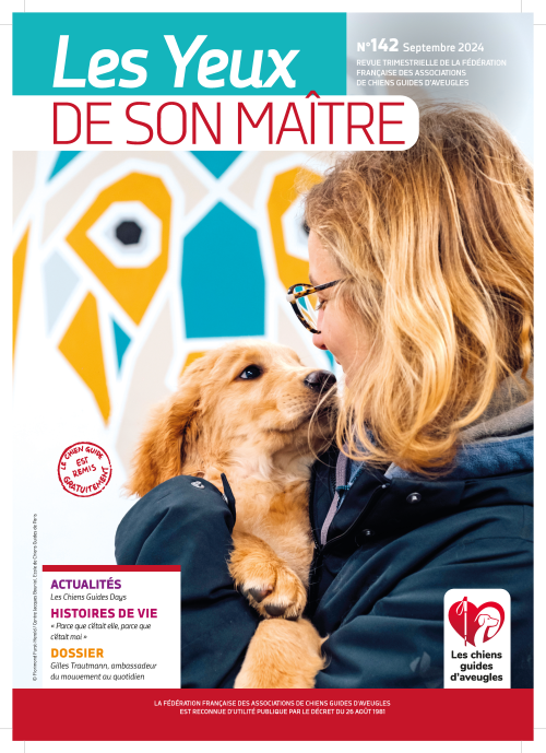 Il s'agit de la couverture de la revue &quot;Les Yeux de son Maître&quot; numéro 142. Une photo d'une femme qui tient dans ses bras un chiot labrador de couleur sable.