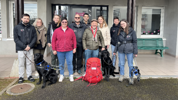 Photo de groupe avec le vainqueur de la saison 14 de Pékin express avec l'équipe de l'association les chiens guides de l'Est à Woippy.