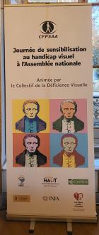 Photo du kakémono avec écrit &quot;Journée de sensibilisation au handicap visuel à l'Assemblée nationale animée par le Collectif de la Déficience Visuelle&quot; et les logos des six associations et établissements publics qui compose le collectif.