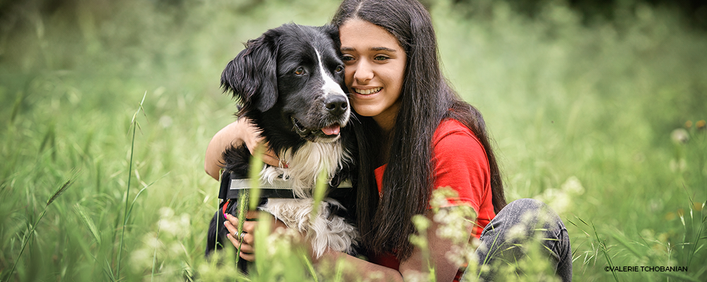 Phto de Léana faisant un calin à son chien guide, swing
