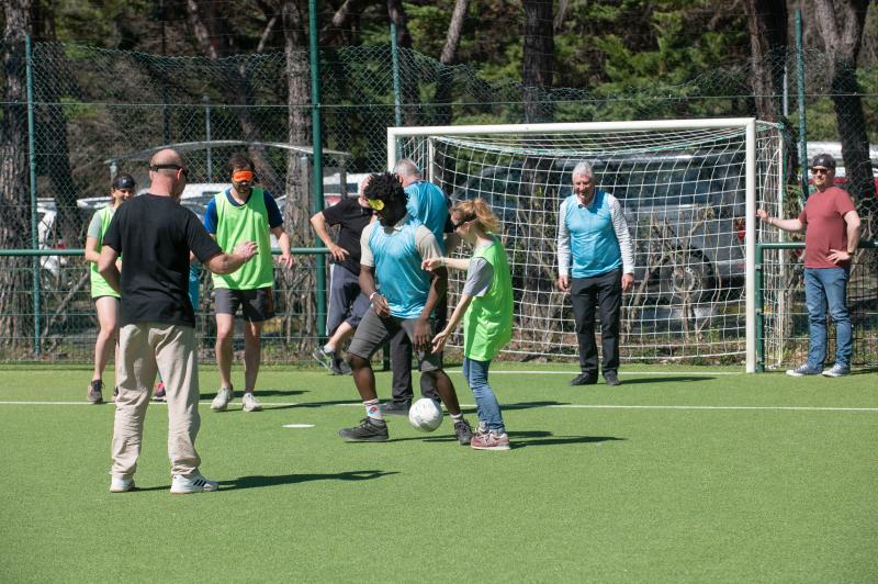 Une activité de football inclusif, organisée dans le cadre du programme sportif du Congrès, permet aux participants de découvrir une pratique adaptée et de participer à des exercices de sensibilisation à la déficience visuelle.