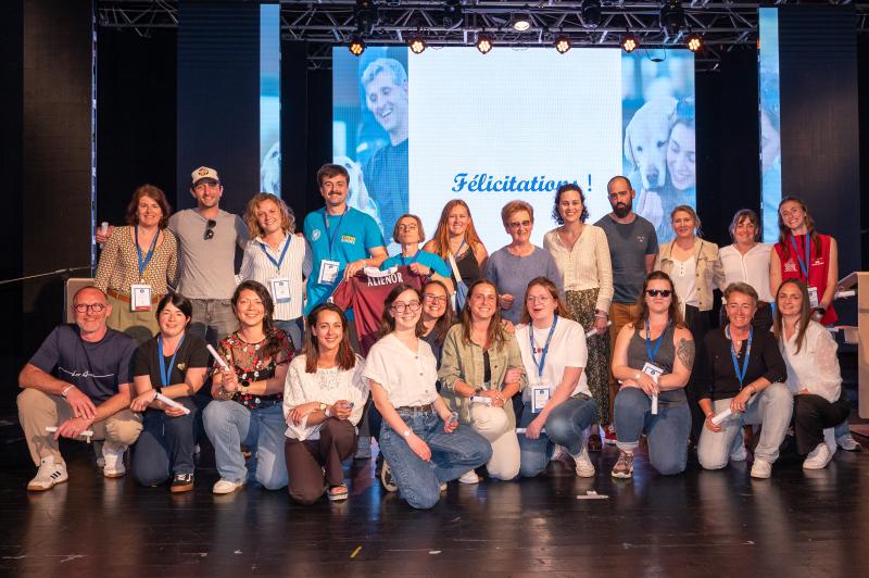 Des éducateurs de chiens guides diplômés reçoivent leur diplôme lors de la cérémonie de clôture du Congrès, en reconnaissance de leur engagement et de leur expertise dans l’accompagnement des binômes maîtres-chiens guides.